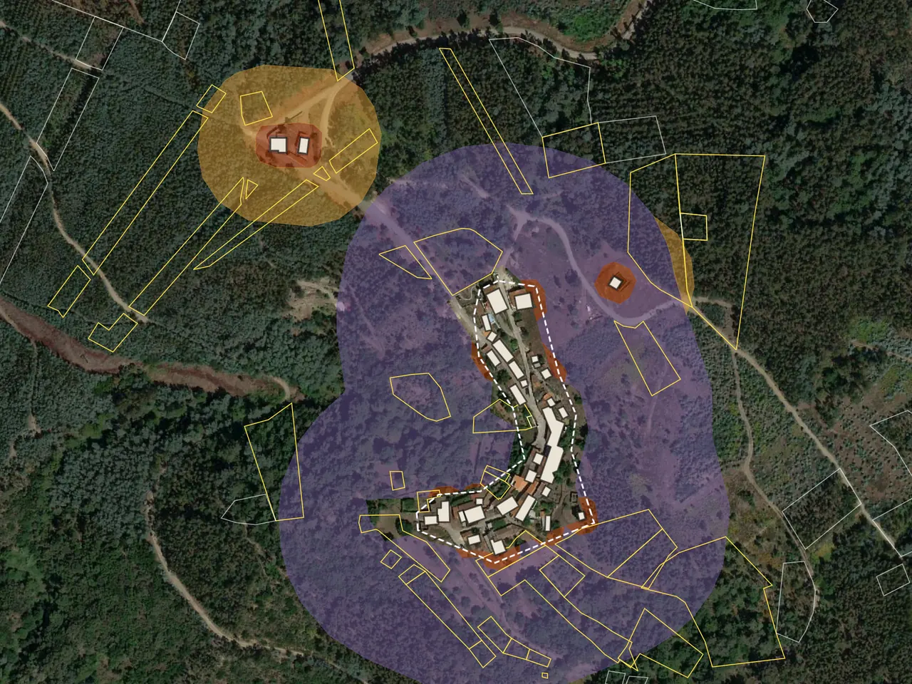 Photo aérienne d’un village entouré de forêt, avec la bande de 100 m du village en violet et, autour de deux maisons isolées, les zones de 0–2, 2–10 et 10–50 m ; les limites des parcelles en traits fins.